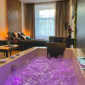 apartament-czarny-z-jacuzzi.krakowhotelspoland.com/